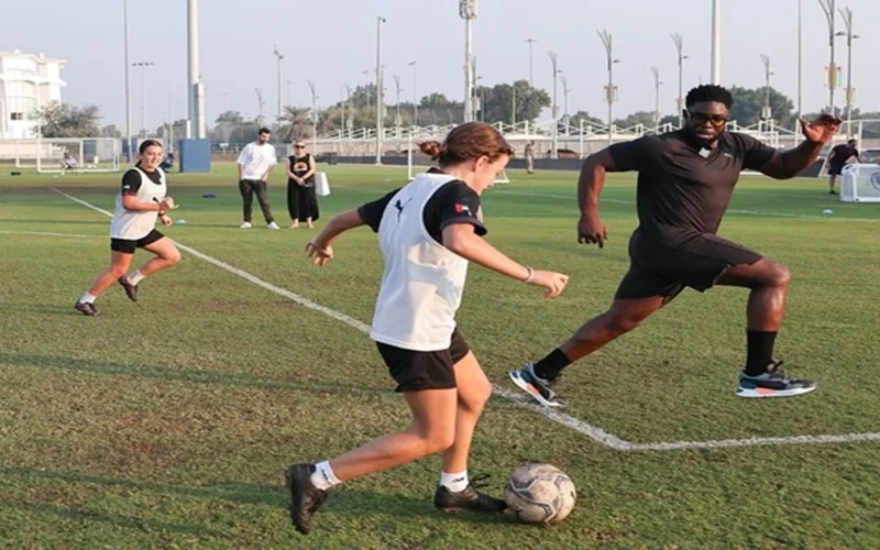 أسطورة مانشستر سيتي.. يشجع لاعبي الإمارات على بناء مهارات جديدة